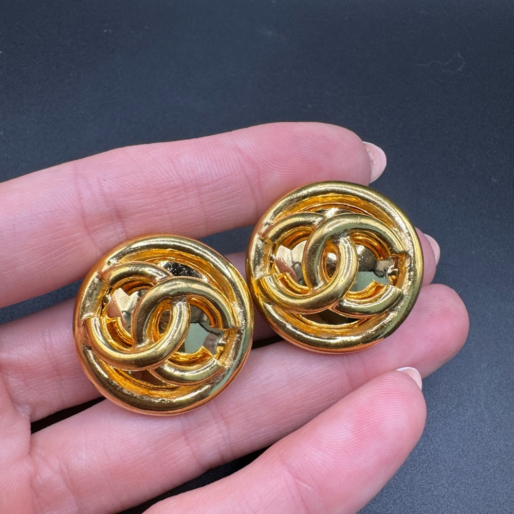 ❗️FINAL PRICE❗️LOT 785 RARE 24K gold plated Chanel vintage clip on earrings - Picture 5 of 11